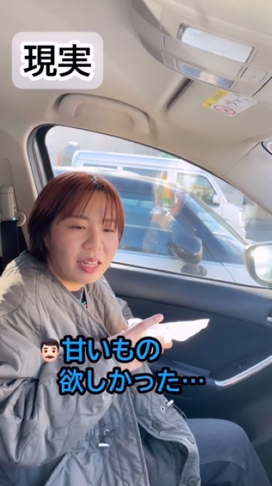 運転席の夫と会話する女性