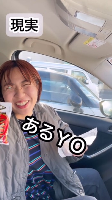 チョコレートを差し出す女性