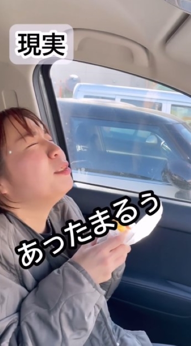 肉まんを食べる女性
