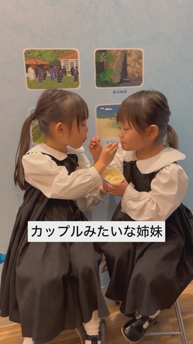 同時にアイスを食べ合うゆにちゃんとみあちゃん