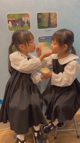 同時にアイスを食べるゆにちゃんとみあちゃん
