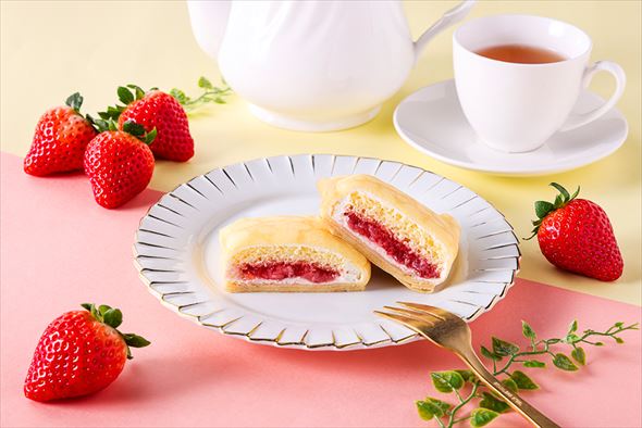 もっちりクレープ ショートケーキ仕立て 苺ソース＆ミルクホイップ