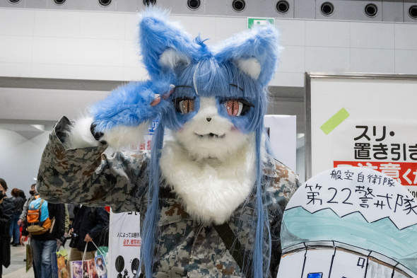 鰐軍壮の「航空自衛隊のイベントで御前崎分屯基地のPRをする、おまねこくんの着ぐるみを着た広報官」のコスプレ
