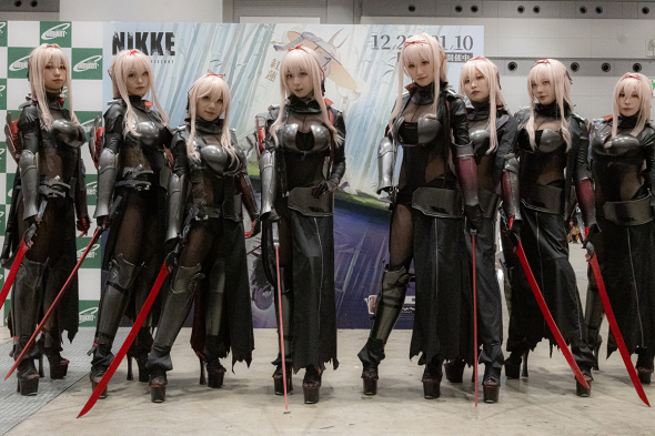 紅蓮集合写真の「勝利の女神：NIKKE」公式