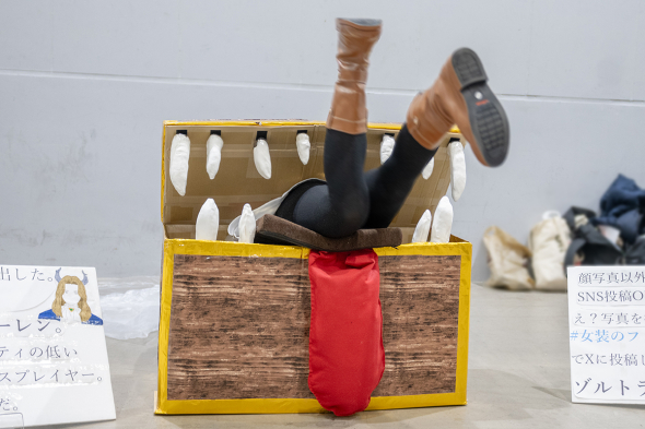 ための「葬送のフリーレン」ミミックに食われかけているフリーレン