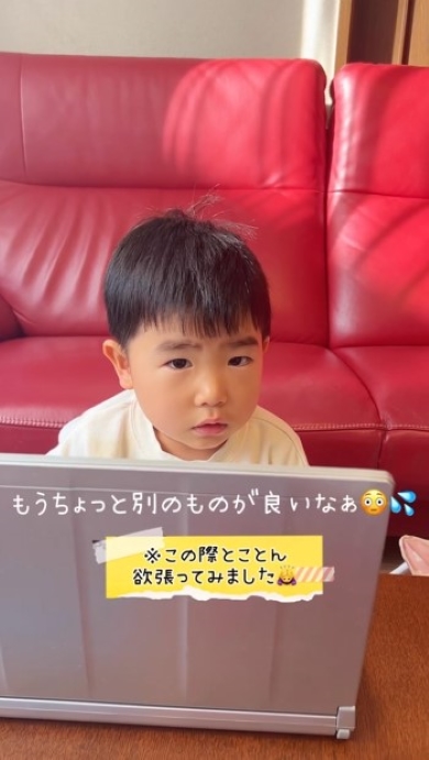 祖母と話をする3歳児