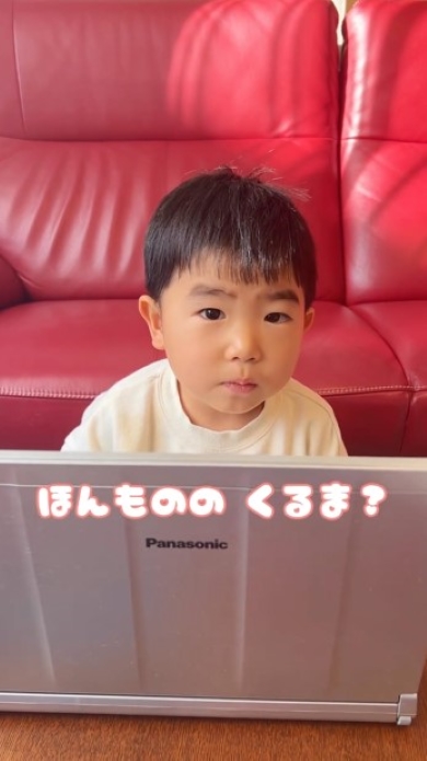 祖母と話をする3歳児