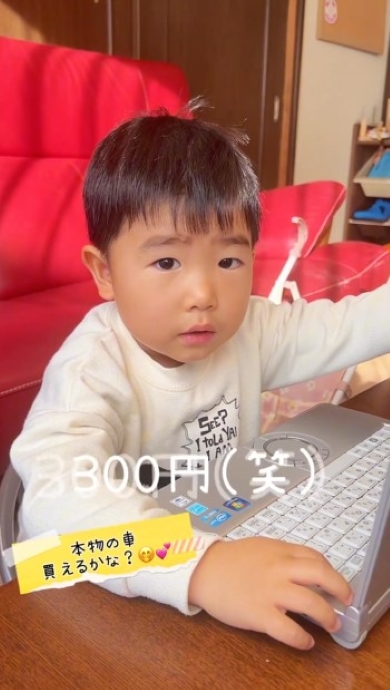 祖母と話をする3歳児