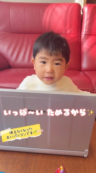 祖母と話をする3歳児