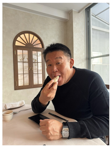 食べ納めを報告する花田虎上