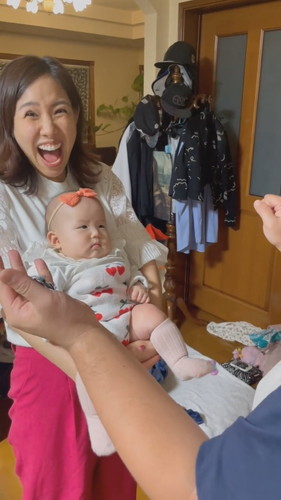 手を開いて正解を示すお兄さん