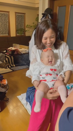 喜ぶ大人に笑う赤ちゃん