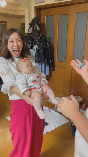 当てる赤ちゃん