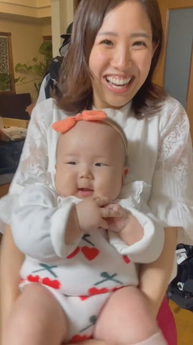 満面の笑顔の冴香さんとうれしそうな赤ちゃん
