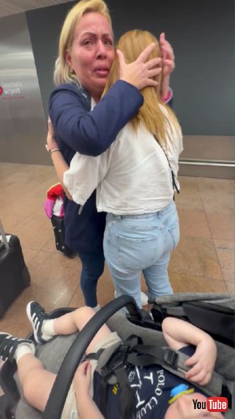 久々の再会に抱擁を交わす親子