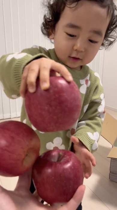 父親にりんごを渡す男の子