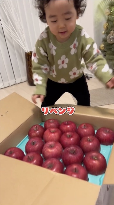 再びりんごを数えようとする男の子