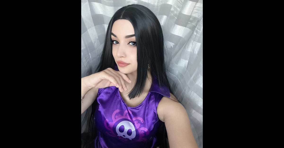 ワンピース」ボア・ハンコックに扮した海外コスプレイヤーが