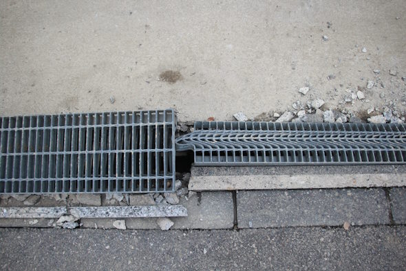 令和6年能登半島地震で潰れたグレーチング