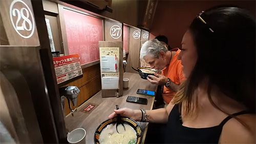 香りをかぐお父さん