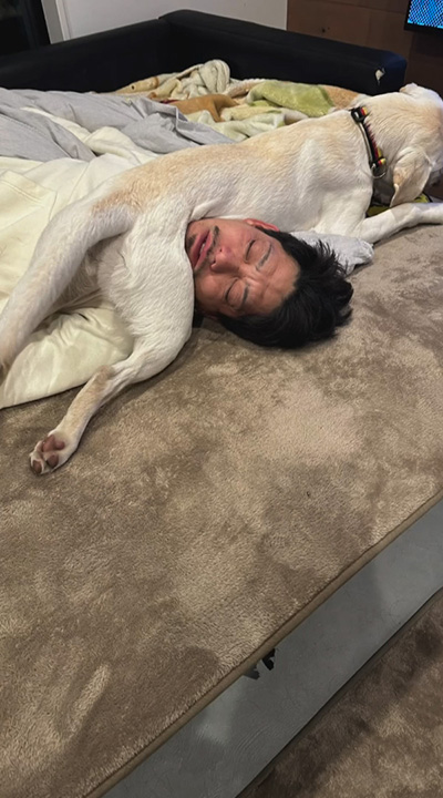 向こうをむくえまちゃん