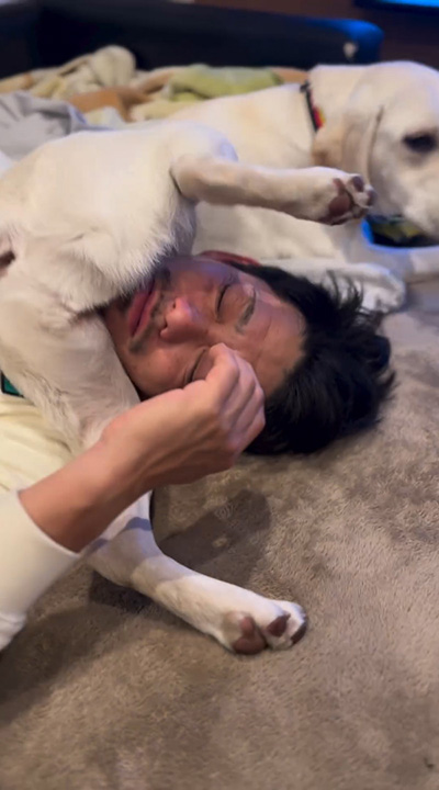 手を上げるおやじ様