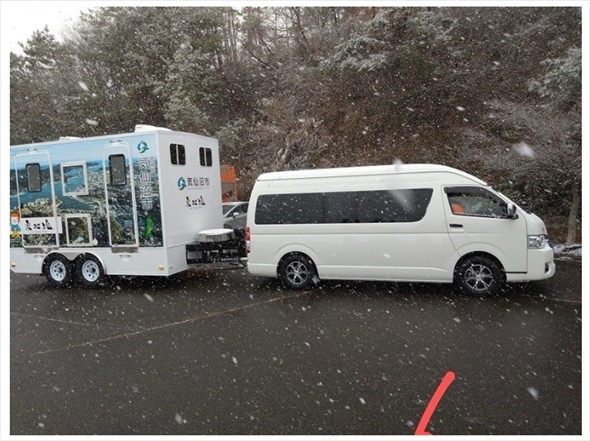 サンドウィッチマンが寄贈したトイレトレーラー