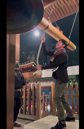 浅草寺で除夜の鐘を鳴らす東貴博