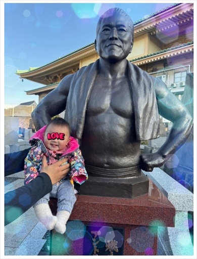 アントニオ猪木の銅像と北斗晶の孫・寿々ちゃんの2ショット