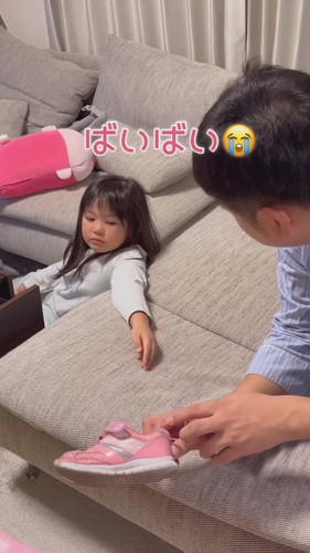 お別れの「ばいばい」をするいろはちゃん