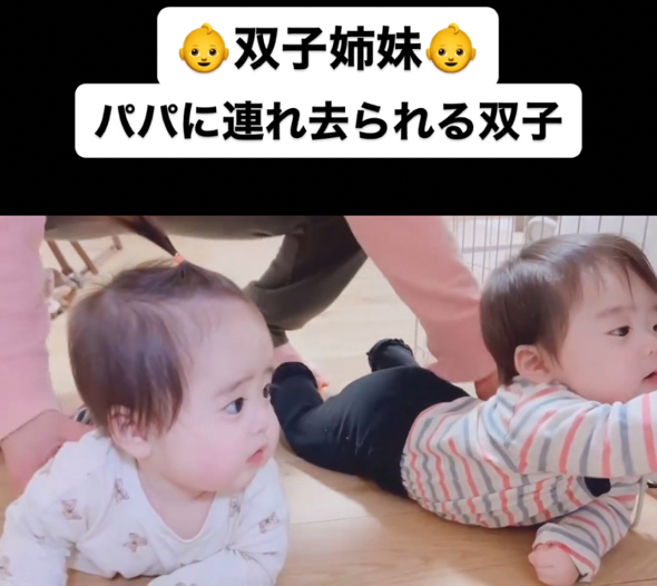 双子の赤ちゃんの後ろに現れたパパさん