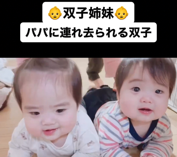双子の赤ちゃんの足をがっしり掴みます