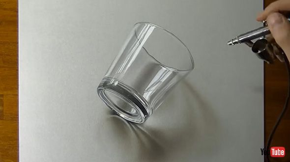 ガラス製のコップが紙に置かれているように見えますが……