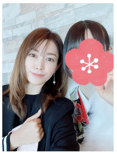 細川さんと晴れ着姿の長女