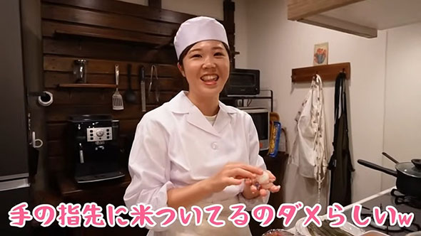 かほさんがすしを握っているところ