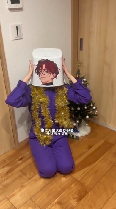 お面をかぶった女性