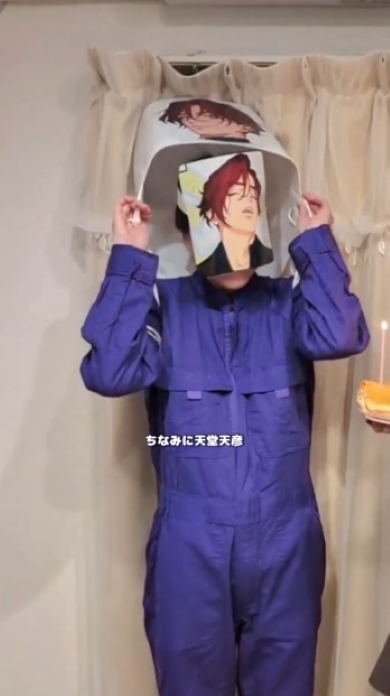 お面の下にもお面をつけた女性