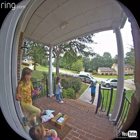 「Free Hugs For Delivery Driver || ViralHog」