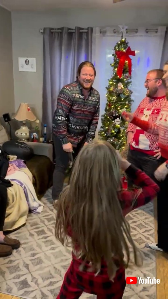 ズボンが破れた男性