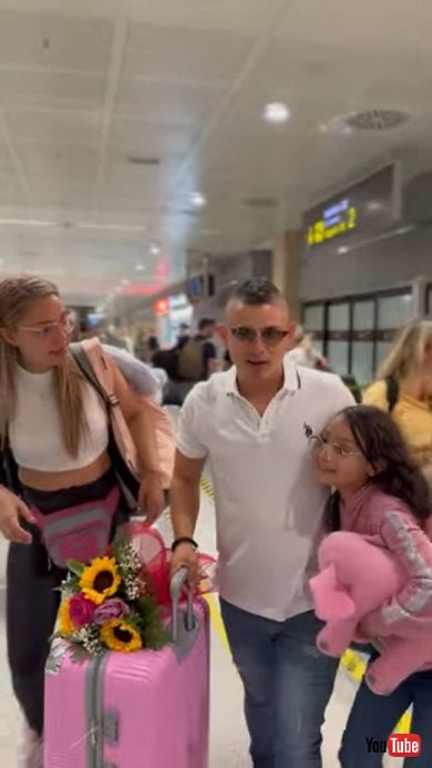 空港で家族と再会を果たし喜びを爆発させる男性