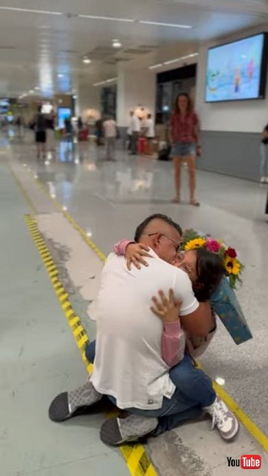 空港で家族と再会を果たし喜びを爆発させる男性