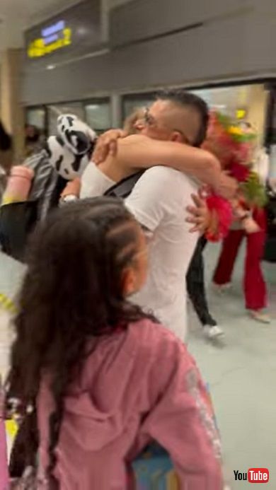 空港で家族と再会を果たし喜びを爆発させる男性