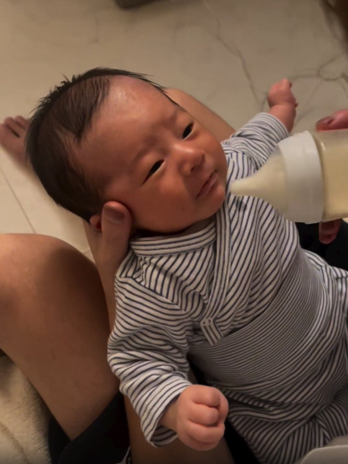 ミルクの味を吟味中の赤ちゃん