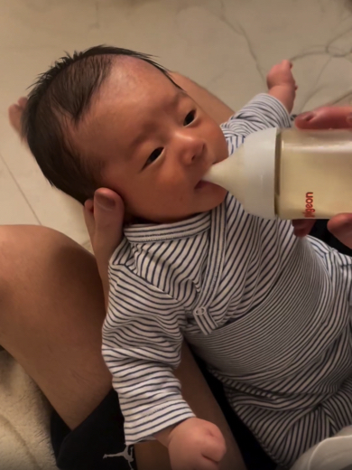 再びミルクを飲ませようとします