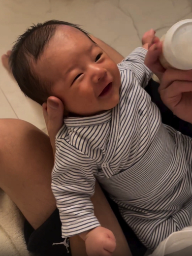 ミルクを飲まずニッコリ笑う赤ちゃん