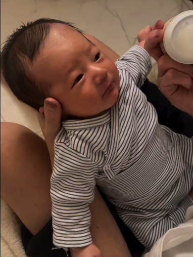 新しいミルクが気に入らなかった様子の赤ちゃん