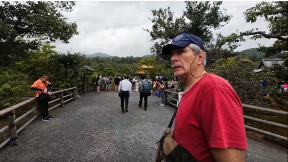 金閣寺に驚くコロンビア人のお父さん