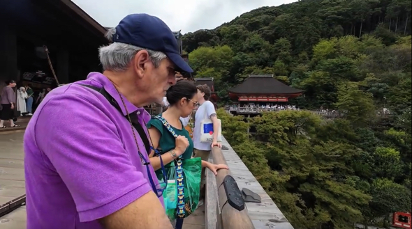 清水寺の造りを考察するコロンビア人のお父さん