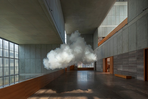 室内に浮かぶ雨雲