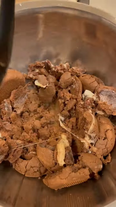 失敗したスモアクッキーをボウルで粉砕